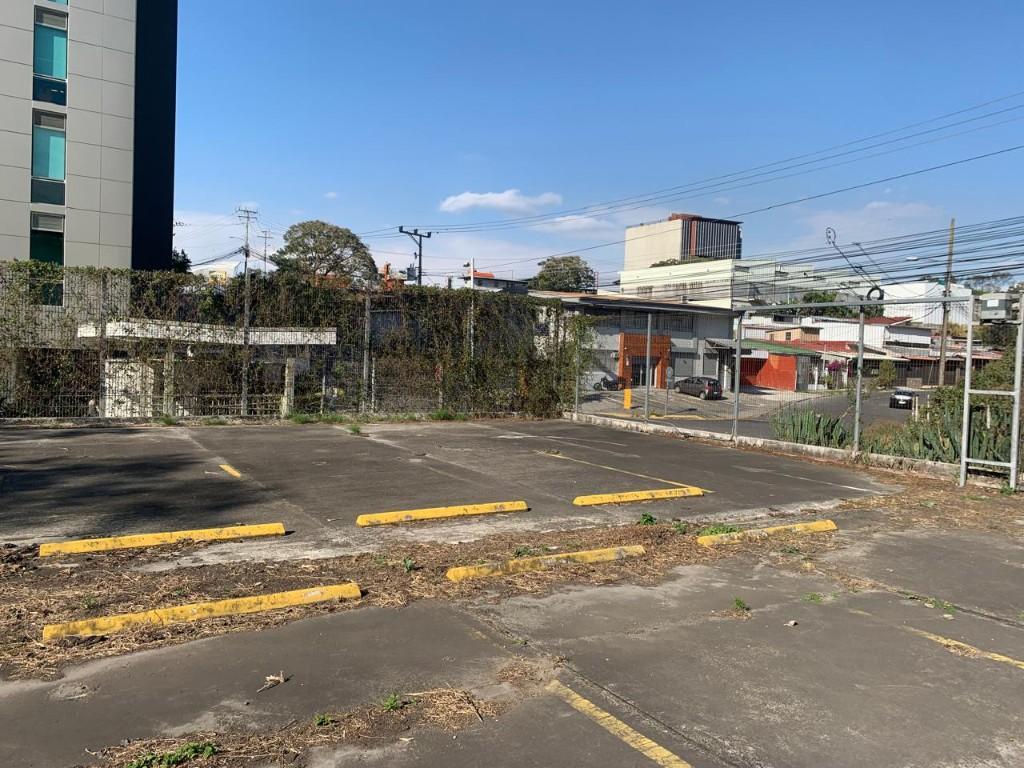 Parqueo rodeado de múltiples edificios corporativos. en Desamparados - Imagen 7
