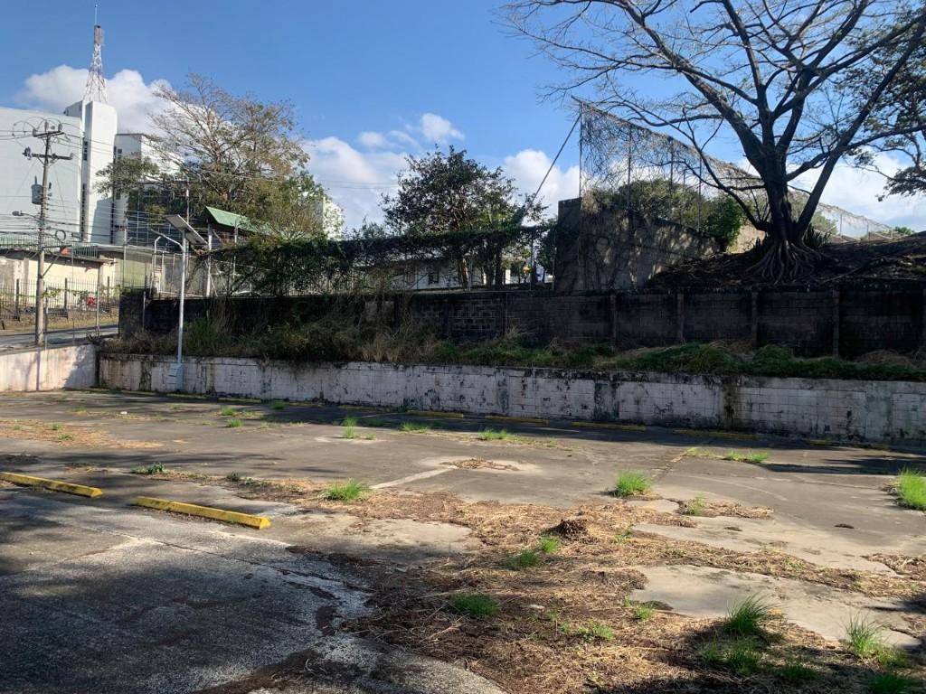 Parqueo rodeado de múltiples edificios corporativos. en Desamparados - Imagen 11