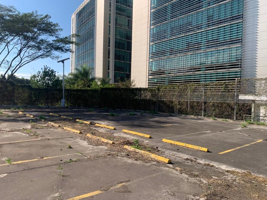 Parqueo rodeado de múltiples edificios corporativos. en Desamparados - Imagen 12