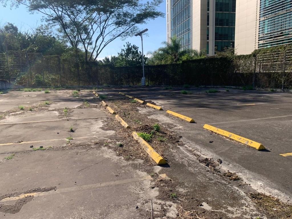 Parqueo rodeado de múltiples edificios corporativos. en Desamparados - Imagen 13