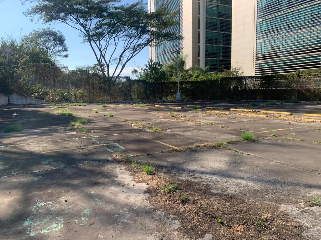 Parqueo rodeado de múltiples edificios corporativos. en Desamparados - Imagen 14