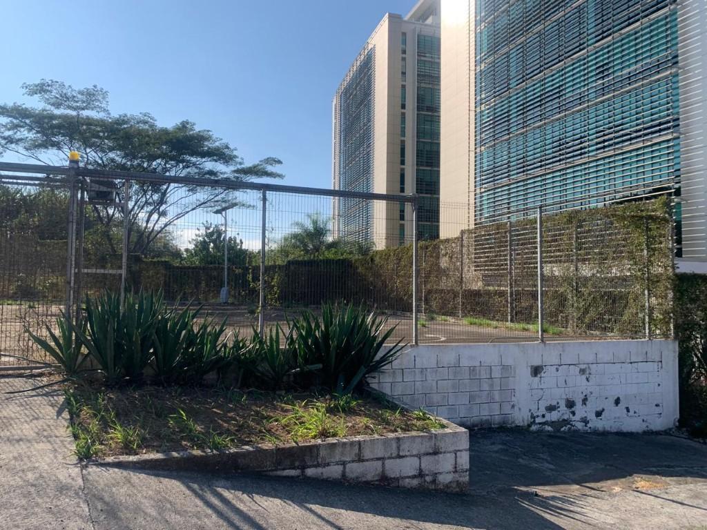 Parqueo rodeado de múltiples edificios corporativos. en Desamparados - Imagen 16