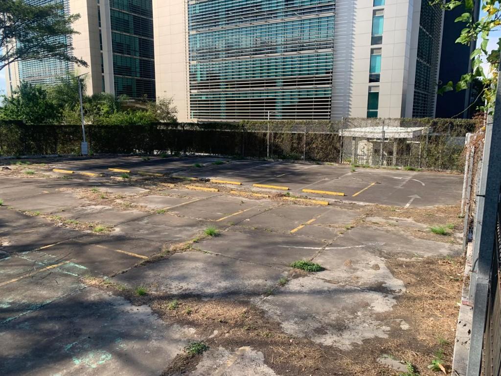 Parqueo rodeado de múltiples edificios corporativos. en Desamparados - Imagen 17