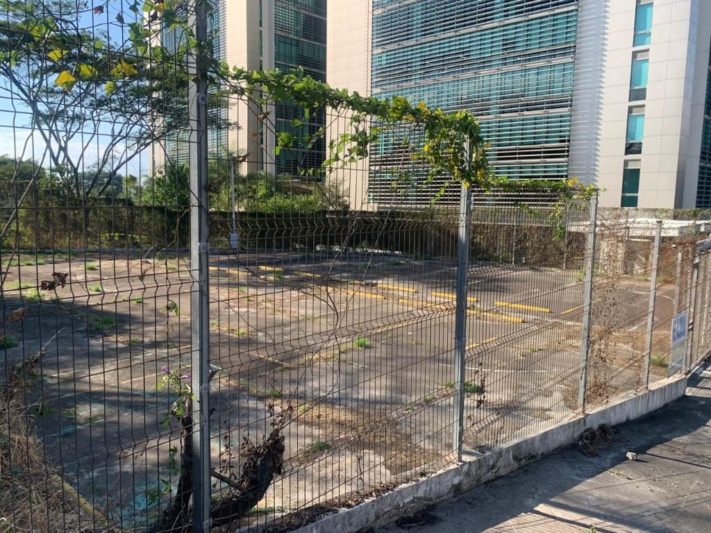 Parqueo rodeado de múltiples edificios corporativos. en Desamparados - Imagen 18