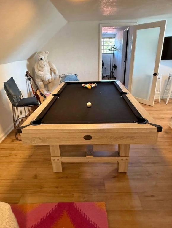 Play Craft Pool Table in United States - Image 1