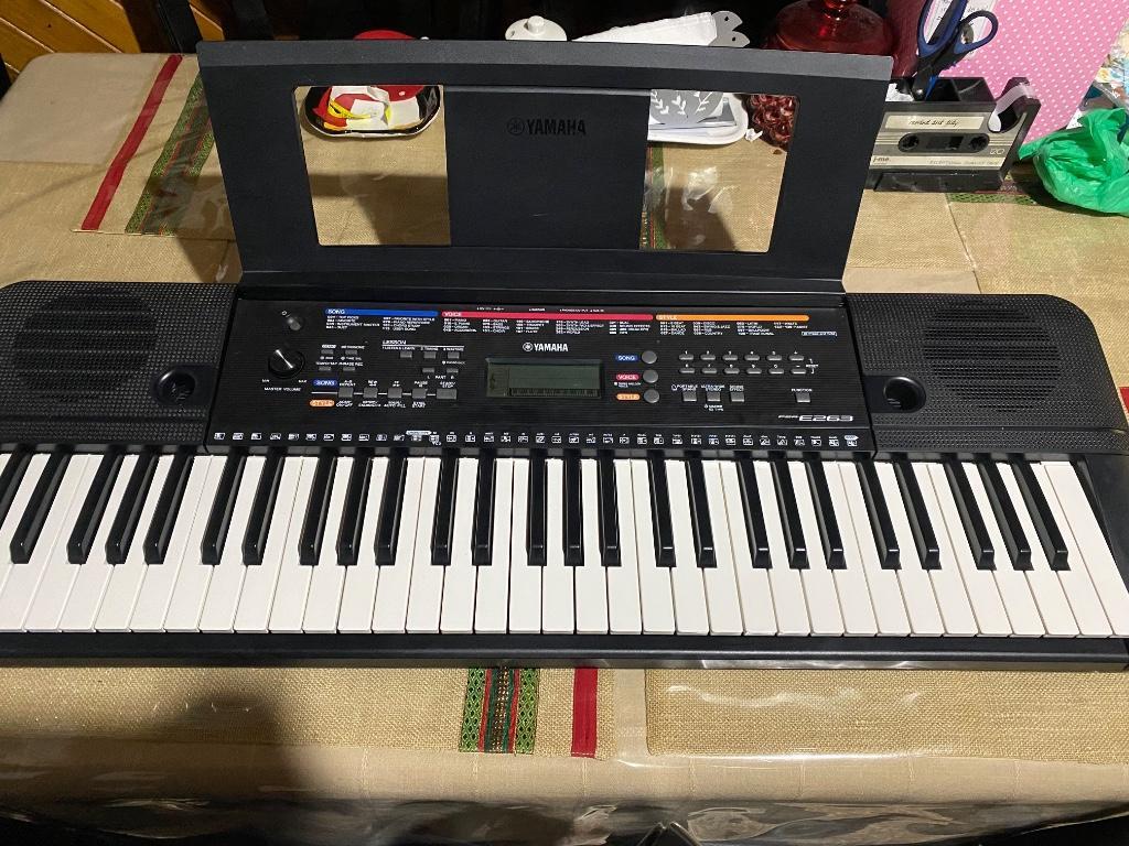 Teclado Yamaha PSR E263, como nuevo, muy poco uso.100 funciona. en Desamparados - Imagen 1