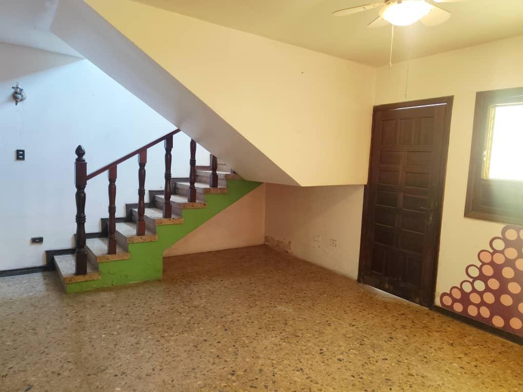 Sandra H Alquila Casa Comercial en Urb Los Naranjos, Av Bolívar. en Guacara - Imagen 1