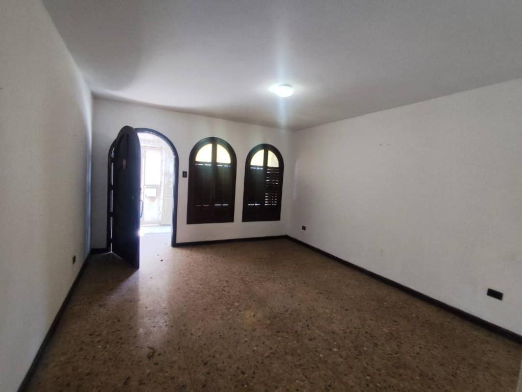 Sandra H Alquila Casa Comercial en Urb Los Naranjos, Av Bolívar. en Guacara - Imagen 2