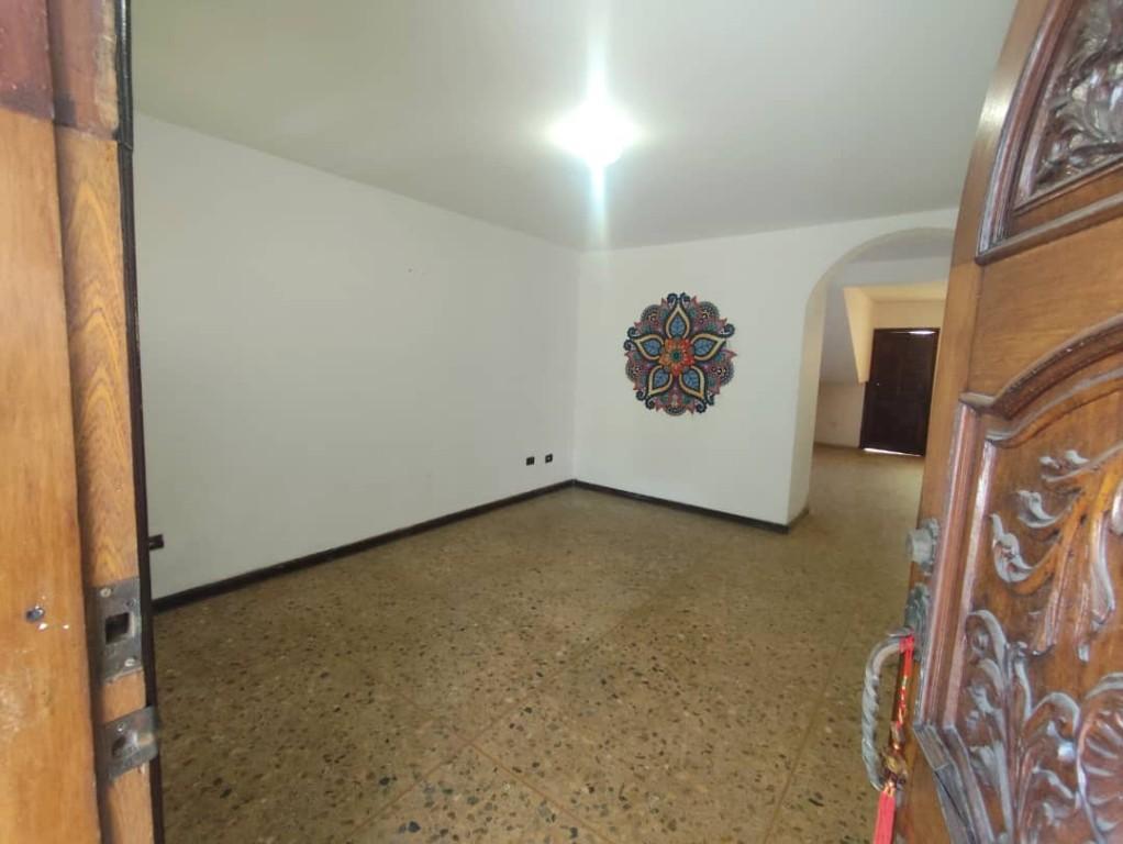 Sandra H Alquila Casa Comercial en Urb Los Naranjos, Av Bolívar. en Guacara - Imagen 4