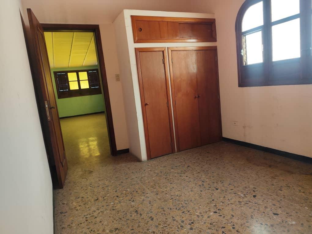 Sandra H Alquila Casa Comercial en Urb Los Naranjos, Av Bolívar. en Guacara - Imagen 5