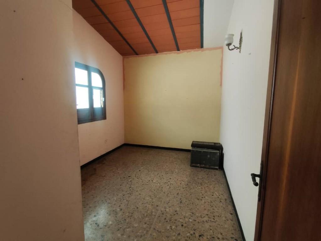 Sandra H Alquila Casa Comercial en Urb Los Naranjos, Av Bolívar. en Guacara - Imagen 9