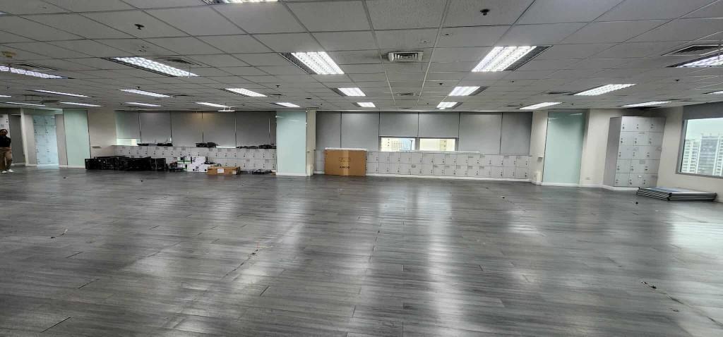 Office Space For Lease Fitted 1000 sqm Ayala Avenue Makati in Quiapo - Image 2
