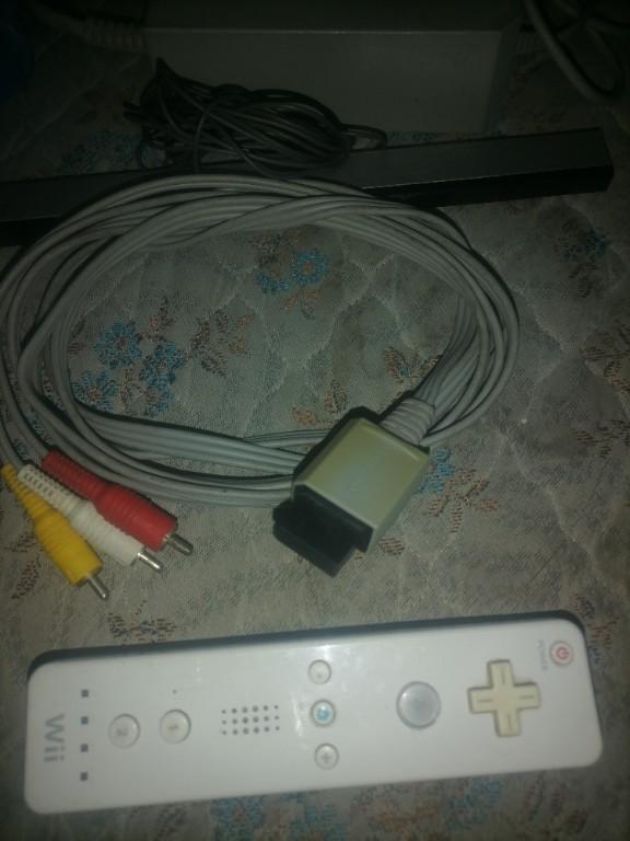 Nintendo Wii console and accessories in Cape Town - Image 2