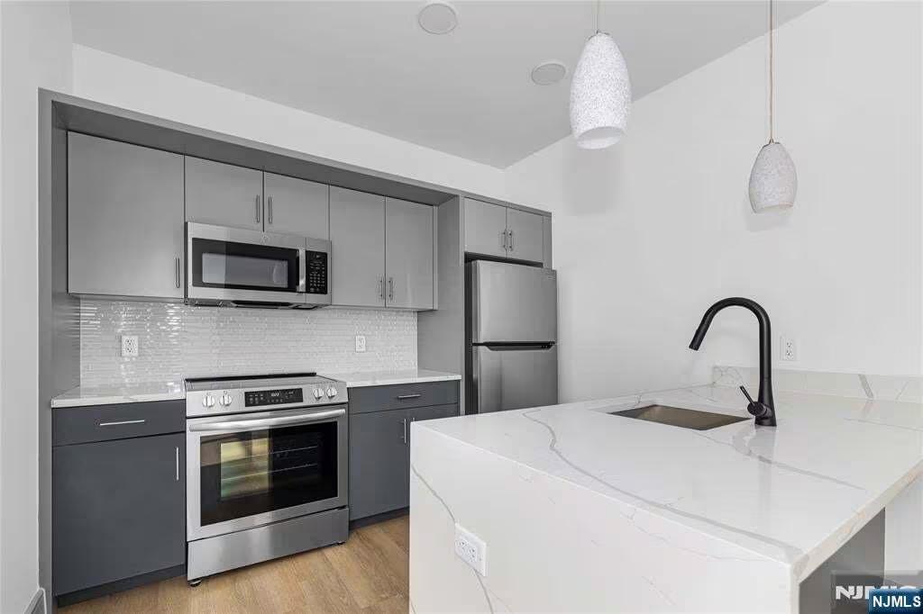 LIVE RENT FREE FOR SEPTEMBER - IMMEDIATE OCCUPANCY SPECIAL in Bronx - Image 1
