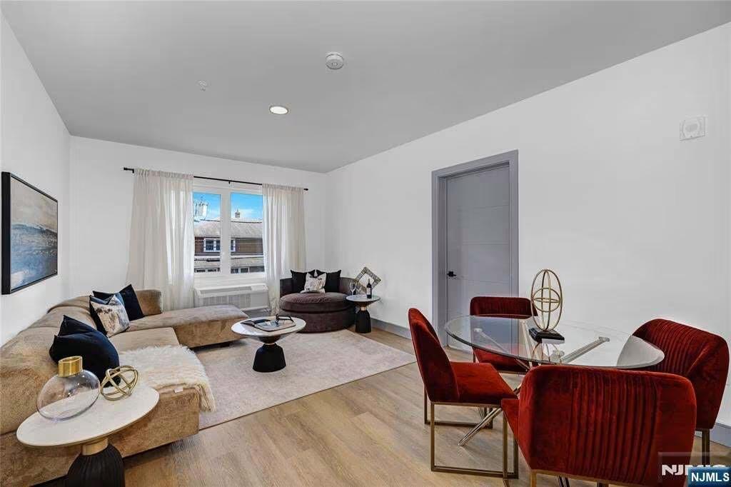 LIVE RENT FREE FOR SEPTEMBER - IMMEDIATE OCCUPANCY SPECIAL in Bronx - Image 3