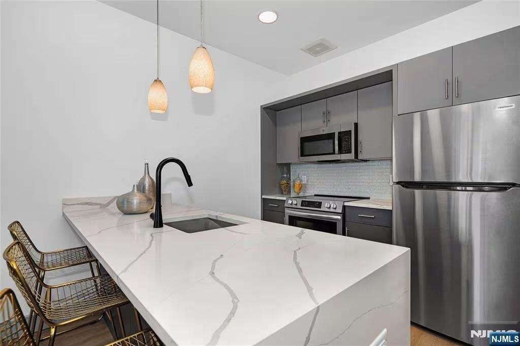 LIVE RENT FREE FOR SEPTEMBER - IMMEDIATE OCCUPANCY SPECIAL in Bronx - Image 4