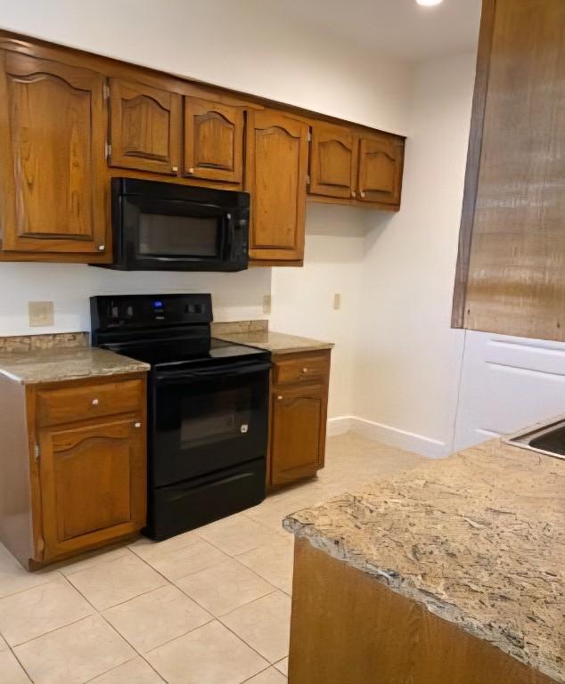 updated spacious 2 bed duplex split with small patio & yard in Frisco - Image 3