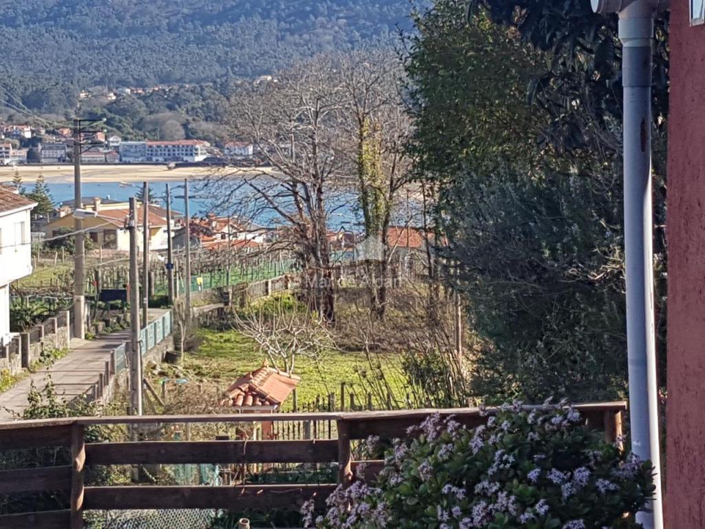 CASA RUSTICA ADOSADA CON JARDIN Y VISTAS AL MAR en Cangas - Imagen 1