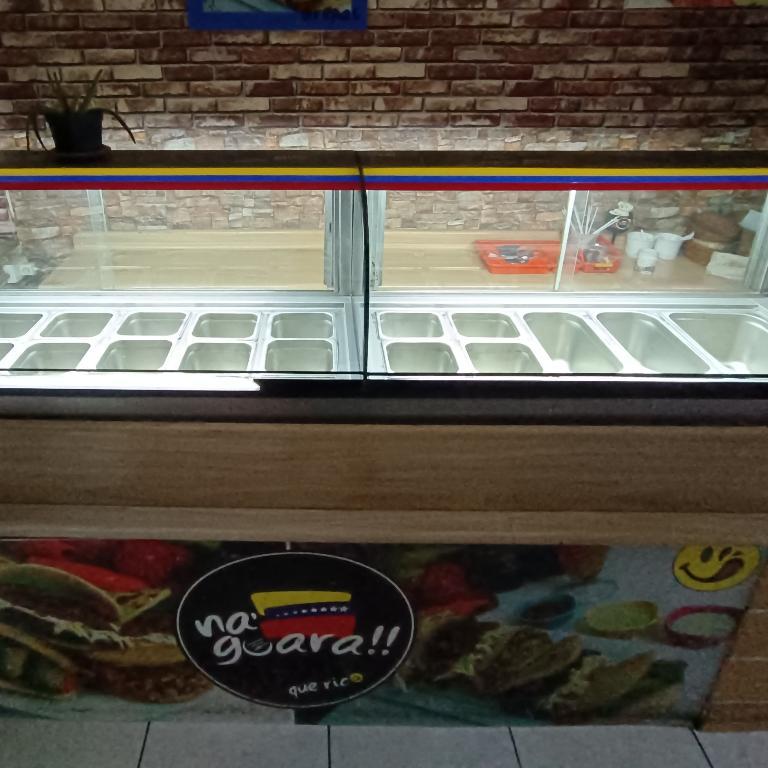 EXHIBIDORA DE COMIDA Y PRODUCTOS FRIOS en Lima - Imagen 3