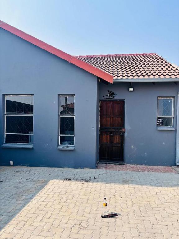 House 2859-ref-199 for Rent in Fleurhof, Roodepoort in Soweto - Image 1