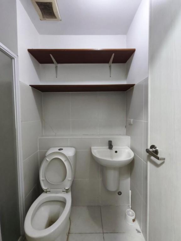 Loft Type Condo Unit with Parking for Rent at Linear Makati in Pansol - Image 6