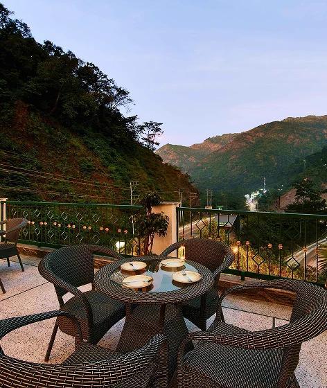 Best Resort in Rishikesh with Riverside Luxury Stay in Rishīkesh - Image 1