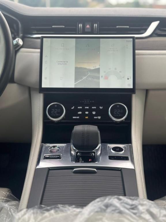 Vente d'une Range Rover Velar P340 S R-Dynamic Année 2022 à Abidjan - Photo 12