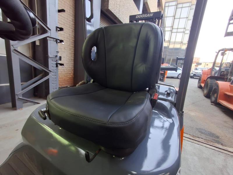 USED FORKLIFT AVAILABLE FOR SALE in Durban - Image 5