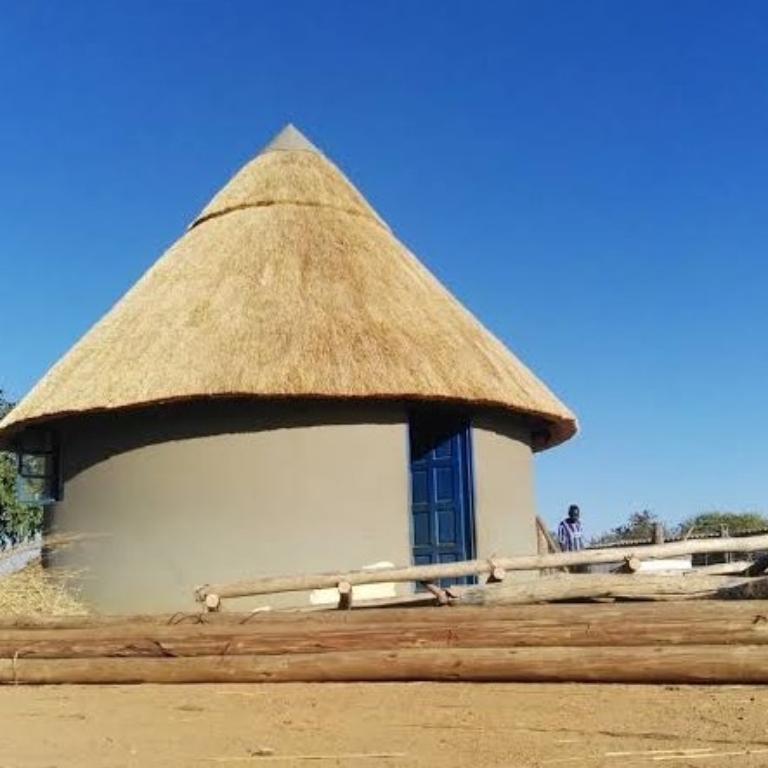 Am specialize with thatch roofing in Centurion - Image 2