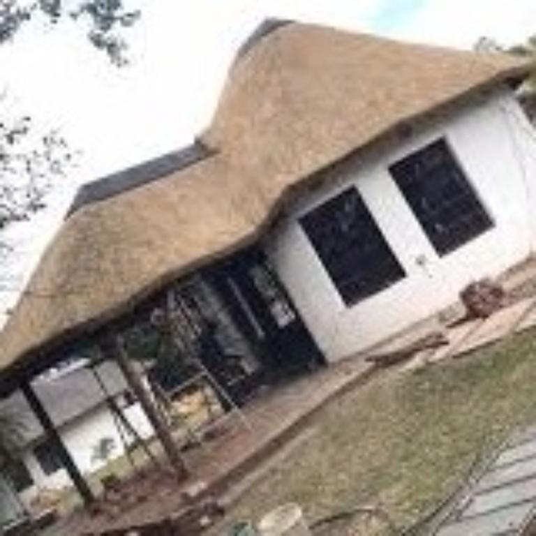 AM SPECIALIZE WITH THATCH ROOFING AND SWIMMING POOL in Centurion - Image 2