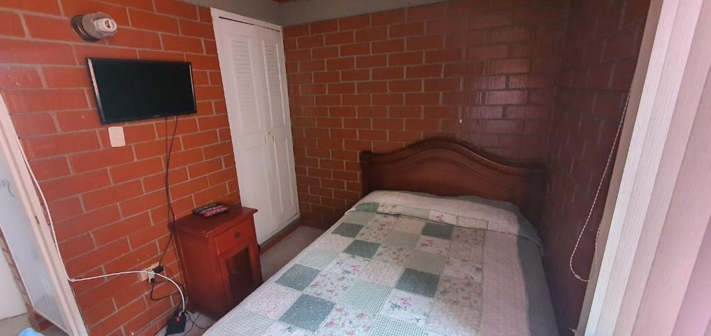 SE RENTA HABITACION AMOBLADA CERCA AL CENTRO en Santa Ana - Imagen 3