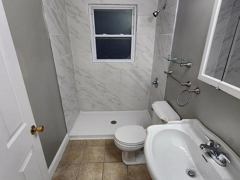 2 BEADROOM APARTMENT in Louisville - Image 2