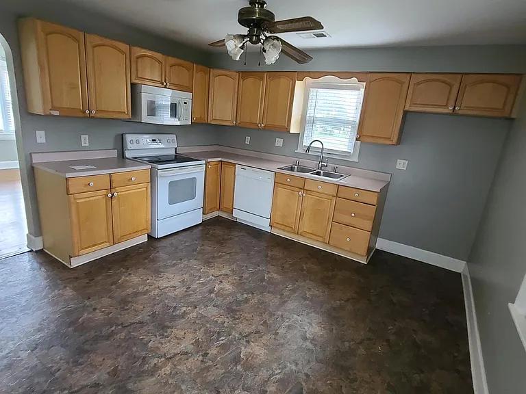 2 BEADROOM APARTMENT in Louisville - Image 3