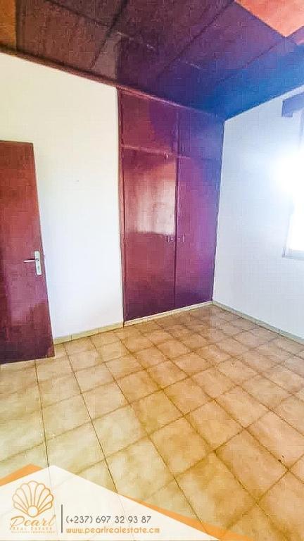 DUPLEX HAUT STANDING AVEC PISCINE ET JARDIN À LOUER – BASTOS au Cameroun - Photo 9