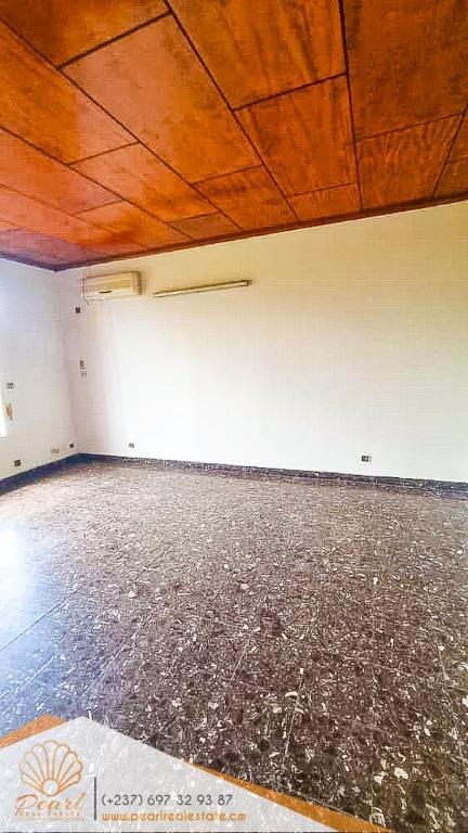 DUPLEX HAUT STANDING AVEC PISCINE ET JARDIN À LOUER – BASTOS au Cameroun - Photo 8