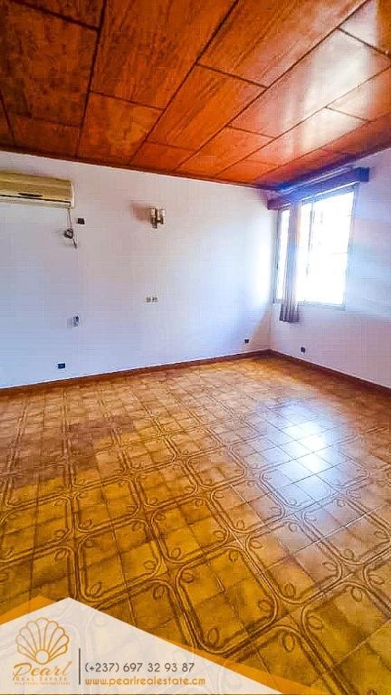 DUPLEX HAUT STANDING AVEC PISCINE ET JARDIN À LOUER – BASTOS au Cameroun - Photo 10