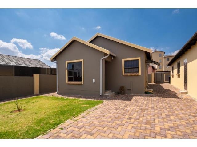 House 2859-ref-202 for Rent in Fleurhof, Roodepoort in Soweto - Image 1