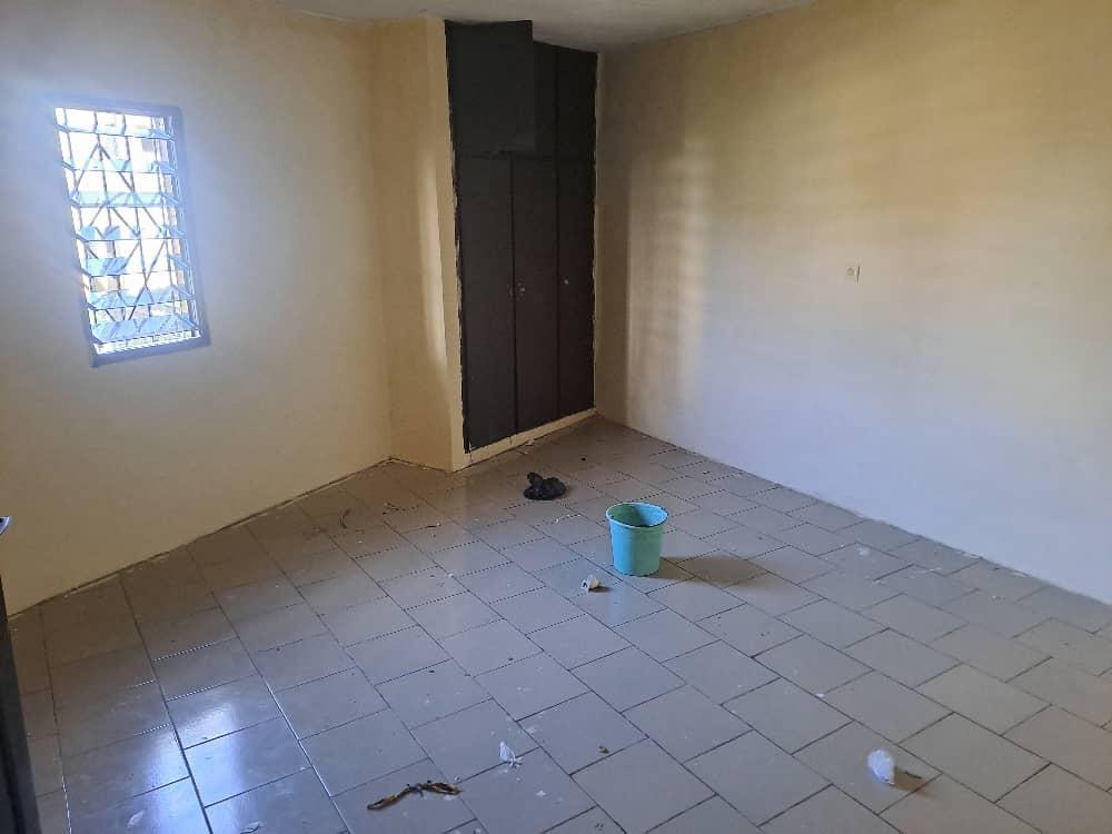 TRES GRAND STUDIO A LOUER A YOPOUGON LIÈVRE ROUGE en Côte d’Ivoire - Photo 2