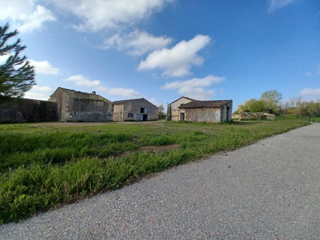 ANCIENNE FERME A RENOVER AVEC DEPENDANCES à Angoulême - Photo 1