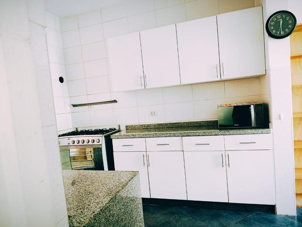LINCE CASA CON GARAJE VENDO EN ZONA RESIDENCIAL RODEADA DE AREAS en Perú - Imagen 3