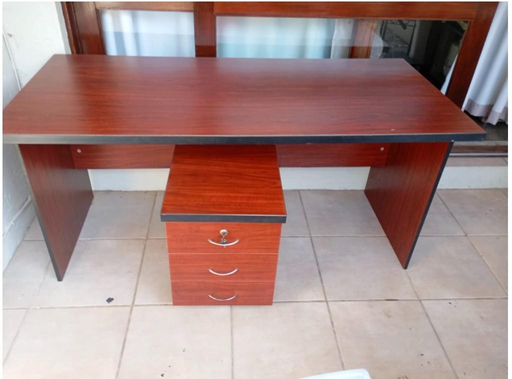 Office Desk Excellent Condition in Randburg - Image 1