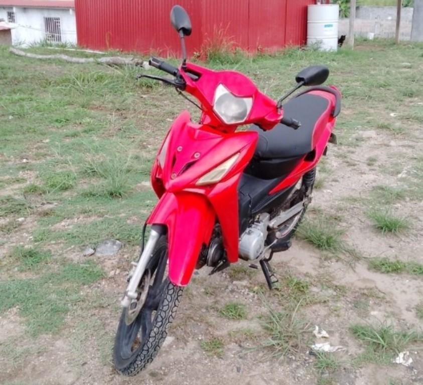 Moto marca AVA semiautomática 125CC en Panamá - Imagen 1