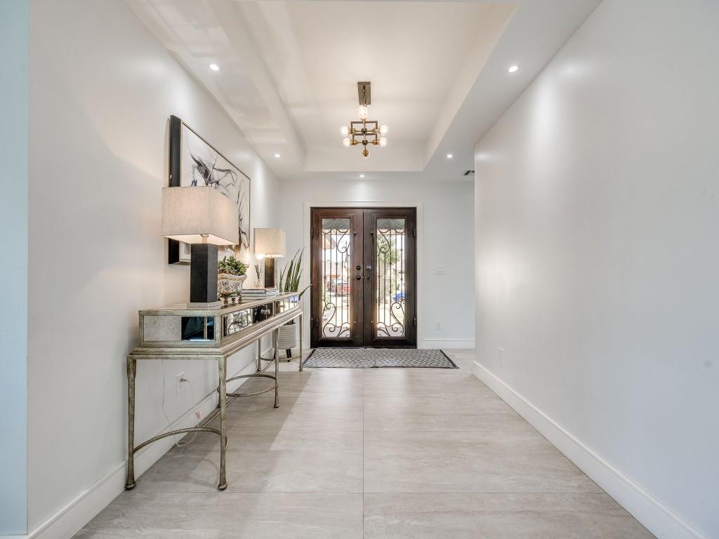 Contemporary Home with Designer Kitchen and Open-Concept Design in Oklahoma City - Image 4