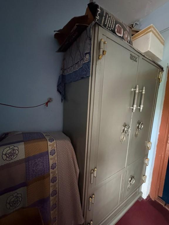 Strong Metal Cupboard – Excellent Condition | Safe & Spacious in Pakistan - Image 2