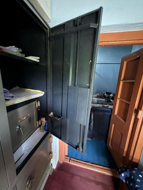 Strong Metal Cupboard – Excellent Condition | Safe & Spacious in Pakistan - Image 4