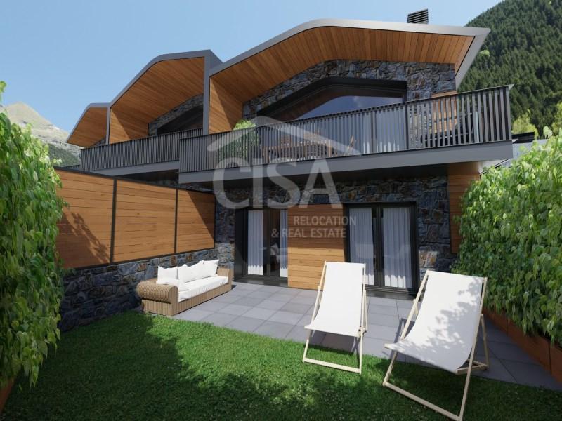 ESPECTACULAR CASA ADOSSADA DE NOVA CONSTRUCCIÓ A LA VALL … en Olot - Imagen 1