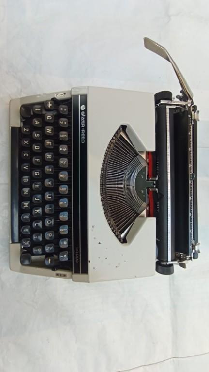 Typewriter Silver Reed SR-200 Portable Model (Made in Japan) in Lahore - Image 1