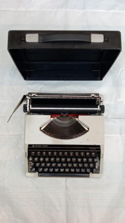 Typewriter Silver Reed SR-200 Portable Model (Made in Japan) in Lahore - Image 2