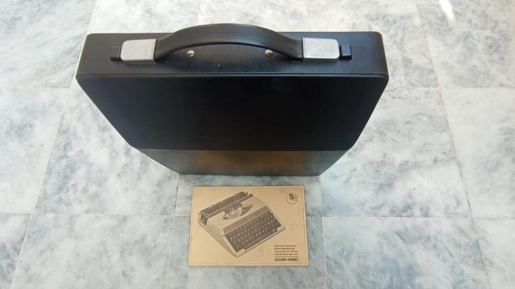 Typewriter Silver Reed SR-200 Portable Model (Made in Japan) in Lahore - Image 6