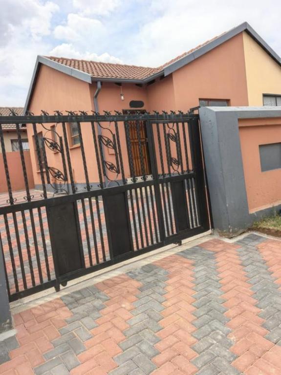 House 2859-ref-210 for Rent in Fleurhof, Roodepoort in Roodepoort - Image 1